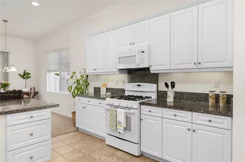 Kitchen - 467 Madera Crk, Beaumont, CA 92223 photo 4 of 7