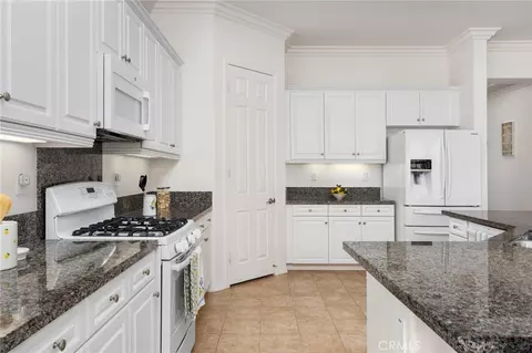 Kitchen - 467 Madera Crk, Beaumont, CA 92223 photo 6 of 7