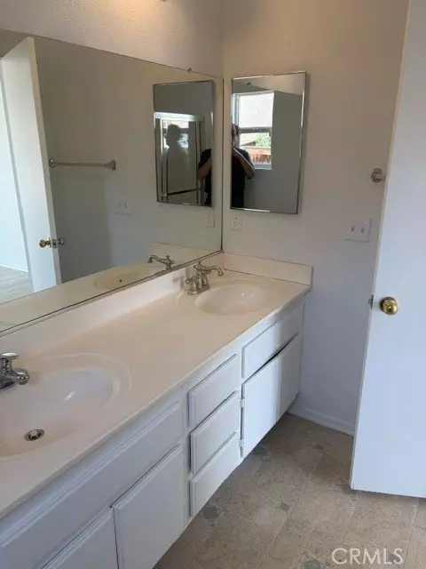 Bath - 11747 Star St, Adelanto, CA 92301 photo 1 of 1