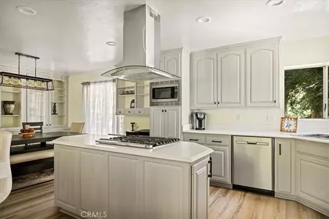 Kitchen - 28670 Shenandoah Dr, Lake Arrowhead, CA 92352 photo 2 of 3