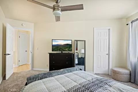 Bedroom - 28670 Shenandoah Dr, Lake Arrowhead, CA 92352 photo 7 of 9