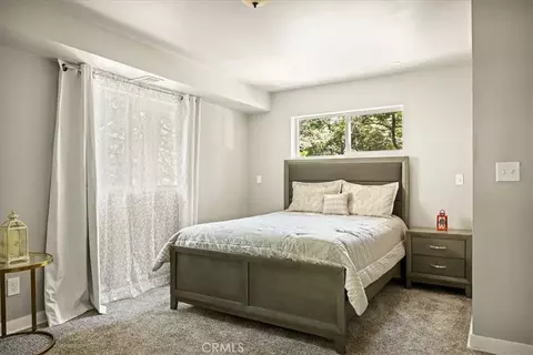 Bedroom - 28670 Shenandoah Dr, Lake Arrowhead, CA 92352 photo 8 of 9