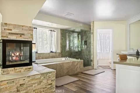 Bath - 28670 Shenandoah Dr, Lake Arrowhead, CA 92352 photo 3 of 6