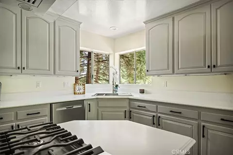 Kitchen - 28670 Shenandoah Dr, Lake Arrowhead, CA 92352 photo 1 of 3