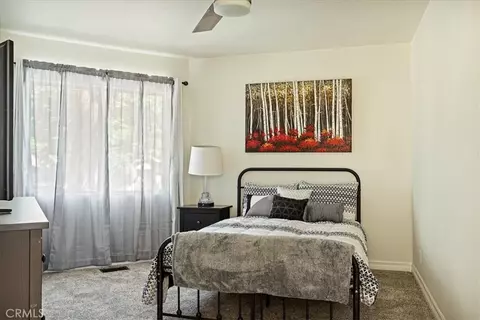 Bedroom - 28670 Shenandoah Dr, Lake Arrowhead, CA 92352 photo 6 of 9