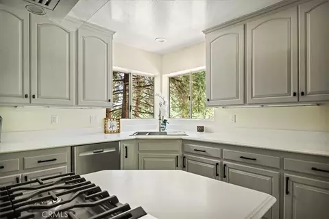 Kitchen - 28670 Shenandoah Dr, Lake Arrowhead, CA 92352 photo 1 of 3