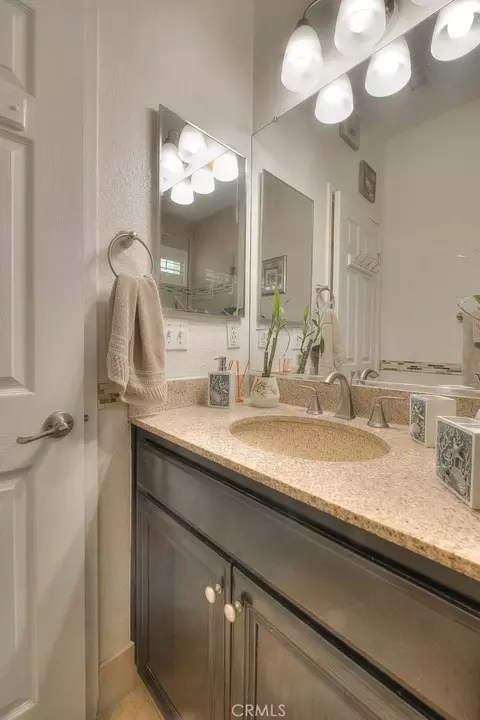 Bath - 6252 Goldendale Way, Fontana, CA 92336 photo 5 of 8