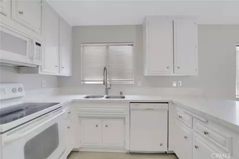 Kitchen - 3102 W Devonshire Ave, Hemet, CA 92545 photo 2 of 4