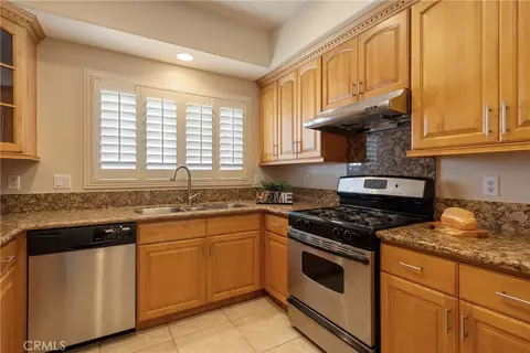 Kitchen - 155 Harkness Ave #6, Pasadena, CA 91106 photo 3 of 4