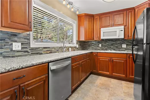 Kitchen - 5215 Lone Pine Canyon Dr, Wrightwood, CA 92397 photo 1 of 3