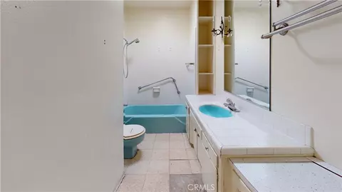 Bath - 326 E 7th, San Jacinto, CA 92583 photo 2 of 2
