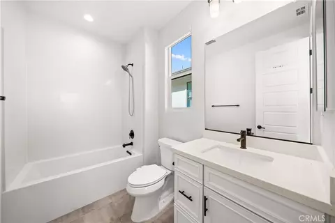 Bath - 133 Chant, Irvine, CA 92618 photo 4 of 5