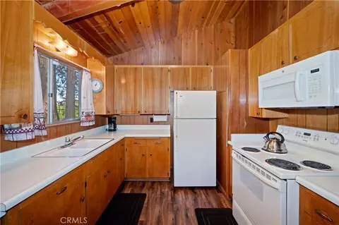 Kitchen - 28976 Alder Ter, Cedar Glen, CA 92321 photo 2 of 3