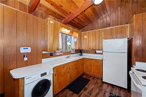 Kitchen - 28976 Alder Ter, Cedar Glen, CA 92321 photo 1 of 3