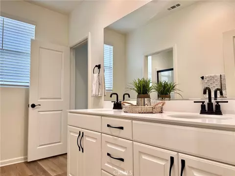 Bath - 36288 Firelight Cir, Wildomar, CA 92595 photo 6 of 8