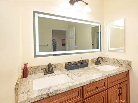 Bath - 7505 Blue Mist Ct, Fontana, CA 92336 photo 9 of 10