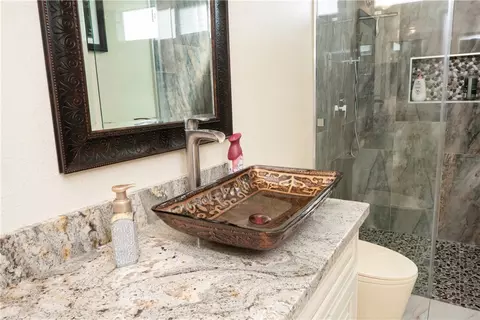 Bath - 7505 Blue Mist Ct, Fontana, CA 92336 photo 7 of 10