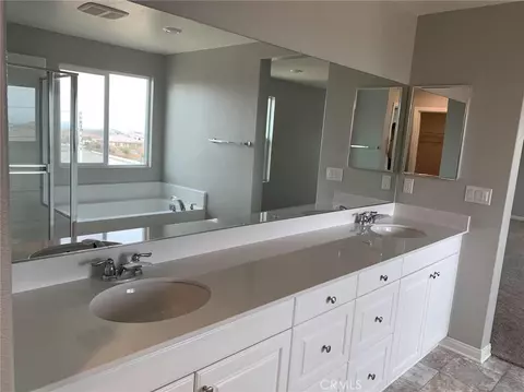 Bath - 7453 Grazing Ln, Riverside, CA 92507 photo 2 of 3