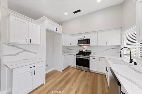Kitchen - 1699 Glenview Dr, Perris, CA 92571 photo 2 of 4