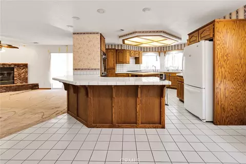 Kitchen - 18588 Kamana, Apple Valley, CA 92307 photo 1 of 4