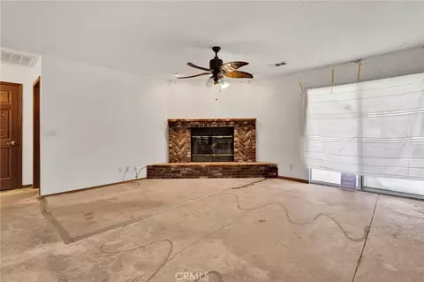 Living - 18588 Kamana, Apple Valley, CA 92307 photo 3 of 8