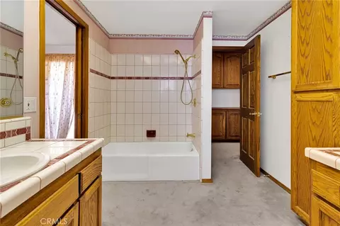 Bath - 18588 Kamana, Apple Valley, CA 92307 photo 7 of 7