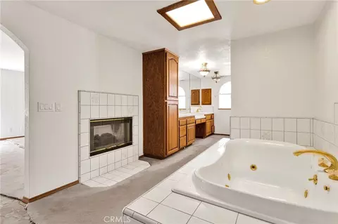 Bath - 18588 Kamana, Apple Valley, CA 92307 photo 4 of 7