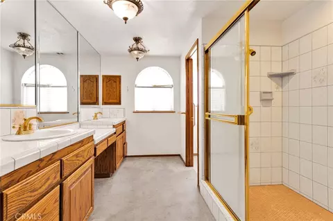 Bath - 18588 Kamana, Apple Valley, CA 92307 photo 5 of 7