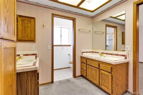 Bath - 18588 Kamana, Apple Valley, CA 92307 photo 6 of 7