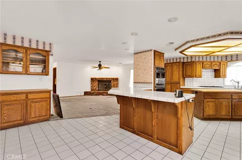 Kitchen - 18588 Kamana, Apple Valley, CA 92307 photo 2 of 4