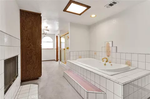 Bath - 18588 Kamana, Apple Valley, CA 92307 photo 3 of 7
