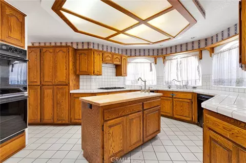 Kitchen - 18588 Kamana, Apple Valley, CA 92307 photo 3 of 4