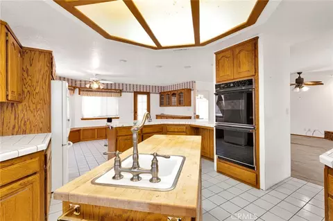 Kitchen - 18588 Kamana, Apple Valley, CA 92307 photo 4 of 4