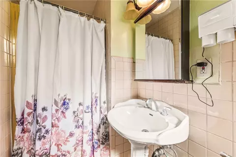 Bath - 513 W 224th, Carson, CA 90745 photo 3 of 5