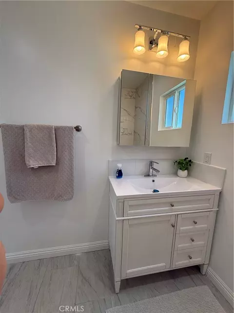Bath - 1415 N N Spg, Compton, CA 90221 photo 3 of 11