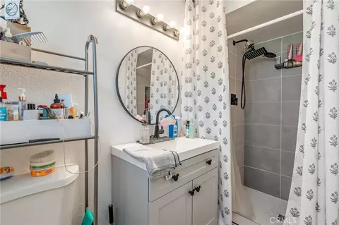 Bath - 590 E Van Koevering, Rialto, CA 92376 photo 3 of 3