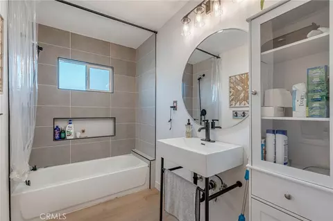 Bath - 590 E Van Koevering, Rialto, CA 92376 photo 1 of 3