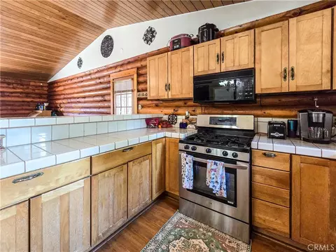 Kitchen - 5363 Hess Rd, Phelan, CA 92371 photo 2 of 3