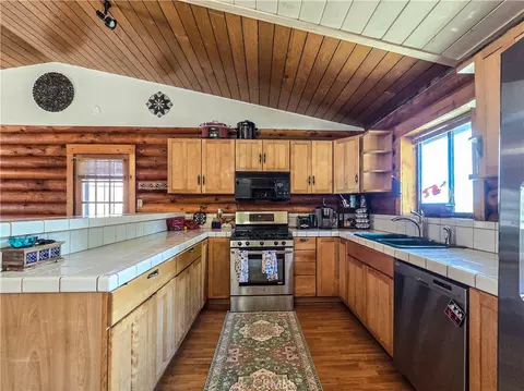 Kitchen - 5363 Hess Rd, Phelan, CA 92371 photo 3 of 3