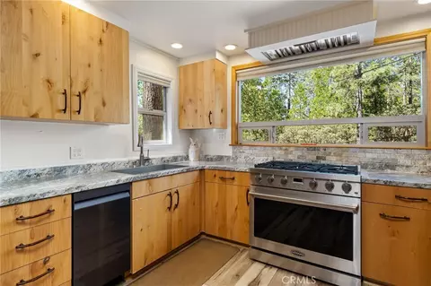 Kitchen - 54720 Pine Crst, Idyllwild, CA 92549 photo 4 of 6