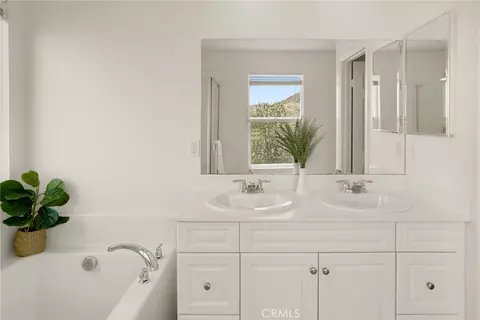 Bath - 20765 Barn Rd, Riverside, CA 92507 photo 4 of 6