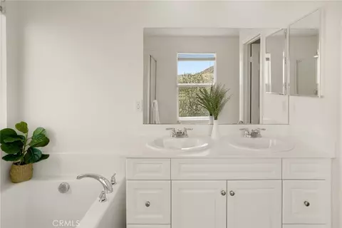 Bath - 20765 Barn Rd, Riverside, CA 92507 photo 4 of 6