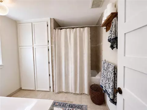 Bath - 1162 Willis St, Redding, CA 96001 photo 5 of 6