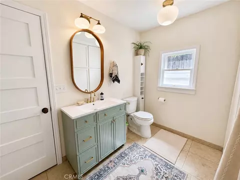 Bath - 1162 Willis St, Redding, CA 96001 photo 4 of 6