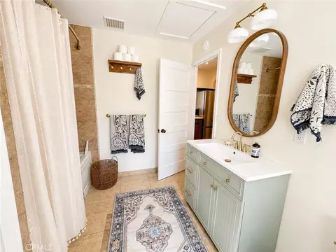 Bath - 1162 Willis St, Redding, CA 96001 photo 3 of 6