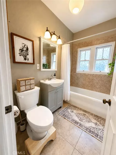 Bath - 1162 Willis St, Redding, CA 96001 photo 2 of 6