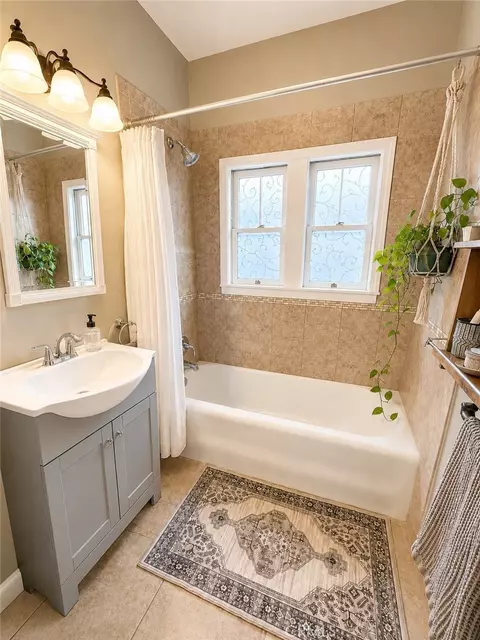 Bath - 1162 Willis St, Redding, CA 96001 photo 1 of 6