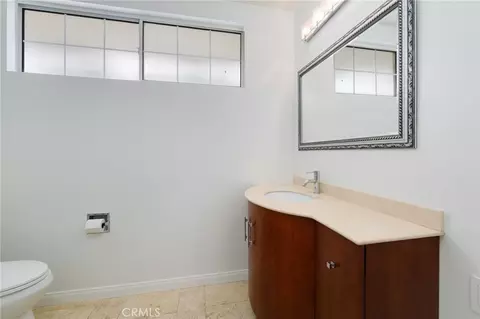 Bath - 2128 Oak Crst, Riverside, CA 92506 photo 4 of 5
