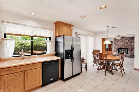 Kitchen - 10387 Kern, Hesperia, CA 92345 photo 4 of 5