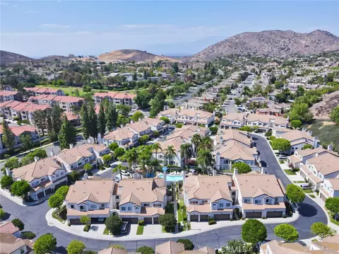 View/Area - 1048 Explanada St #101, Corona, CA 92879 photo 2 of 3